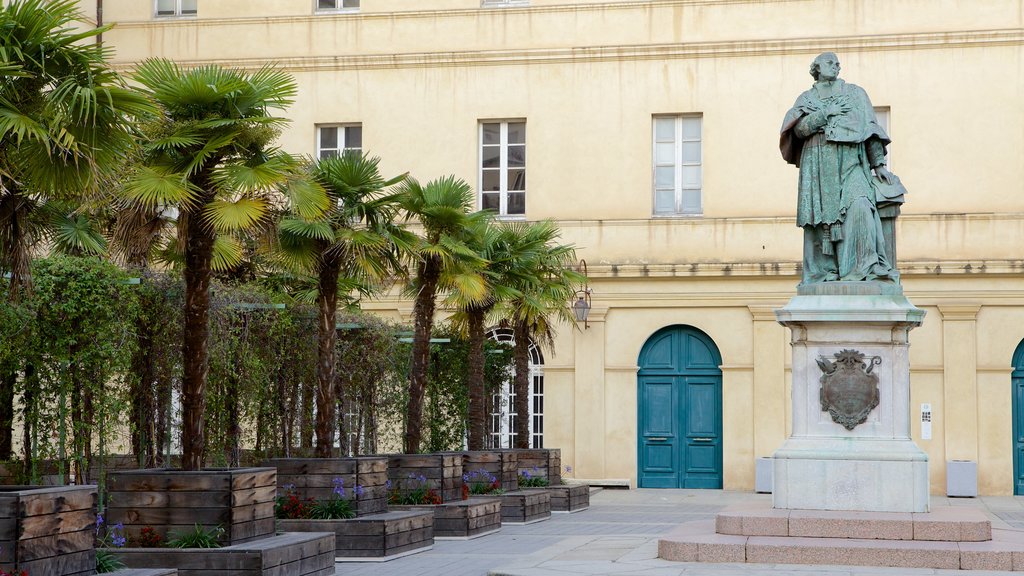 Musee Fesch som viser torg eller plass og statue eller skulptur