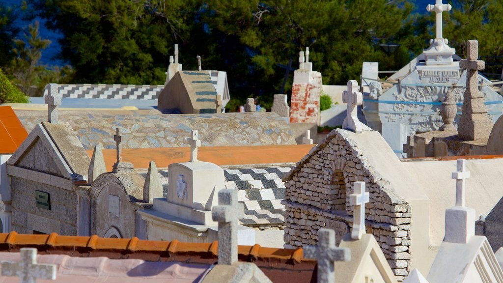 Cimetiere Marin , Bonifacio, Francia que incluye un cementerio