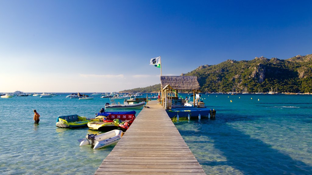 Praia de Santa Giulia mostrando uma baía ou porto e paisagens litorâneas