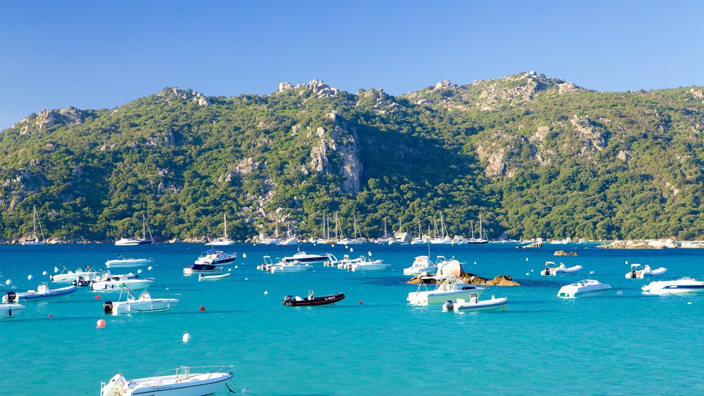 Playa de Santa Giulia que incluye vistas generales de la costa y una bahía o puerto