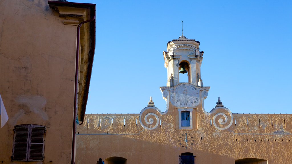 Place du Donjon ofreciendo arquitectura patrimonial