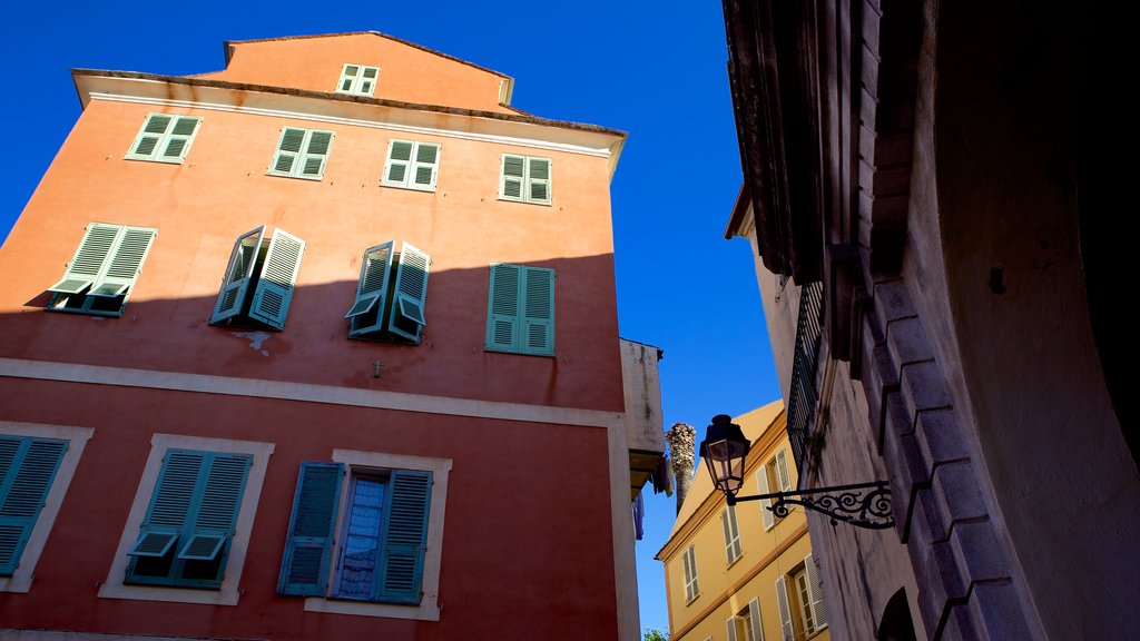 Place du Donjon som viser historisk arkitektur og hus