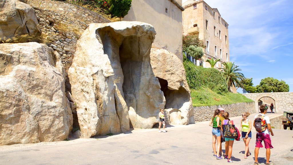 Chapelle de Notre Dame de la Serra såväl som en liten grupp av människor