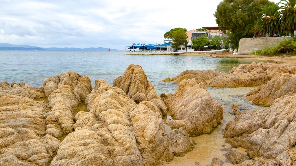 Trottel Beach showing rocky coastline