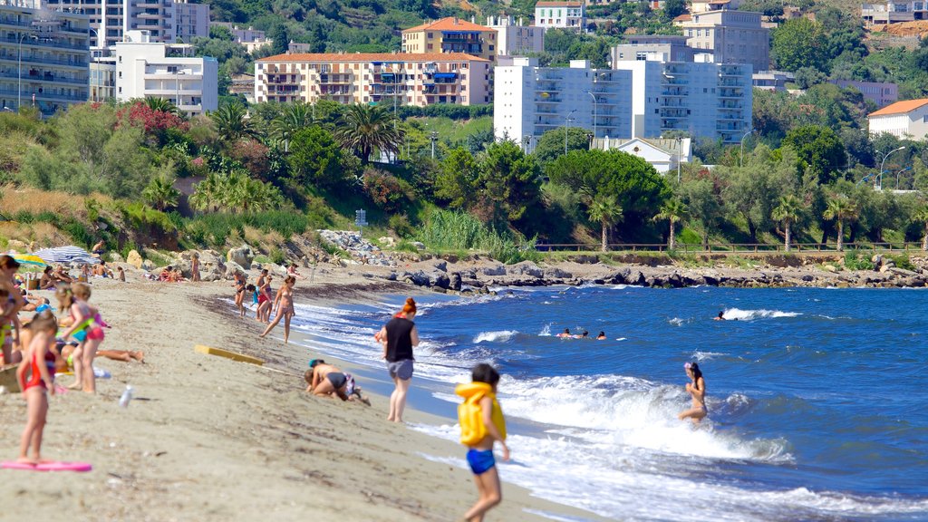 Spiaggia L\'Arinella mostrando spiaggia sabbiosa