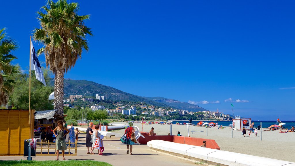 Strand van L\'Arinella toont een zandstrand