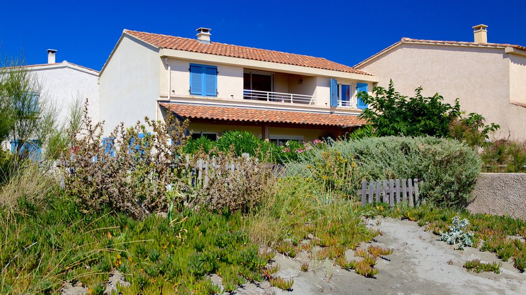 Plage de La Marana qui includes maison