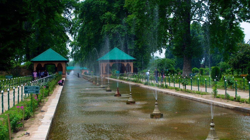 Shalimar Bagh yang mencakup air mancur