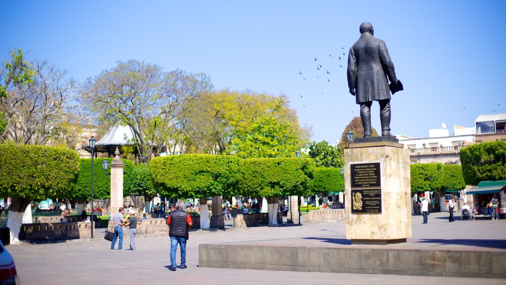 Plaza de Armas que incluye una estatua o escultura, una plaza y un monumento conmemorativo