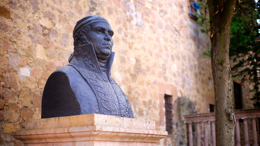 Casa Natal de Morelos mostrando um memorial e uma estátua ou escultura