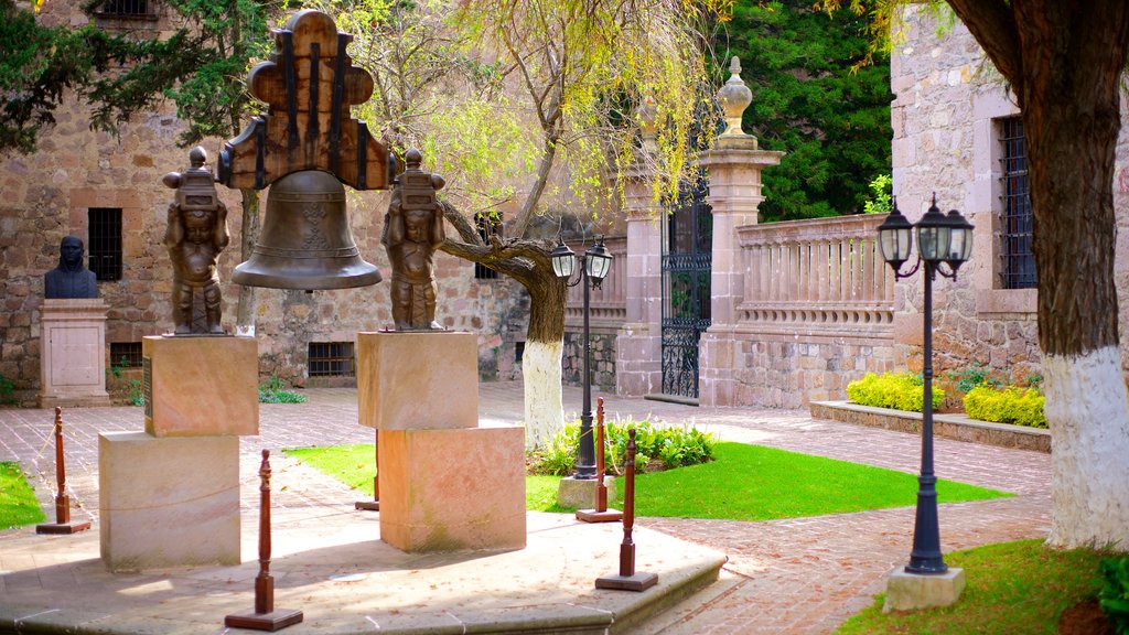 Casa Natal de Morelos ofreciendo arquitectura patrimonial y una estatua o escultura