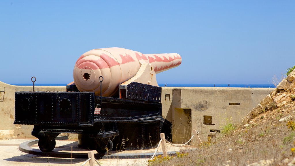 Forte Rinella mostrando itens militares e um pequeno castelo ou palácio