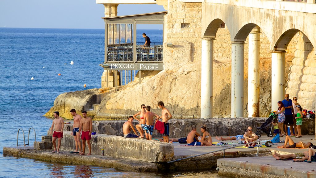 Balluta Bay featuring heritage architecture as well as a large group of people