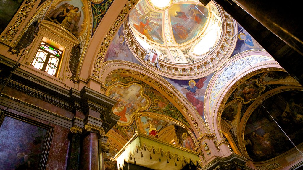 Iglesia Colegiata del Naufragio de San Pablo ofreciendo vistas interiores, una iglesia o catedral y aspectos religiosos