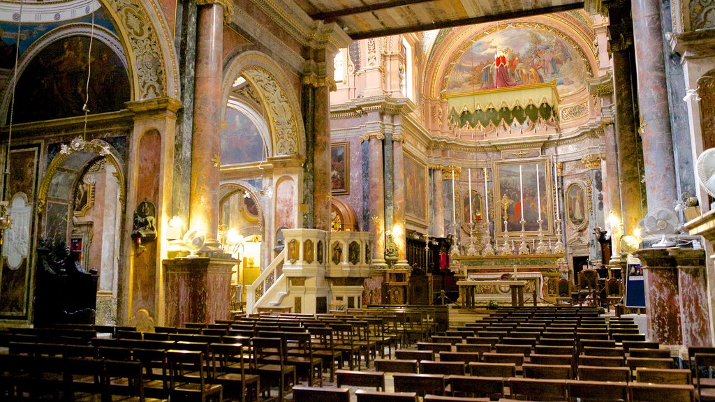 Iglesia Colegiata del Naufragio de San Pablo ofreciendo una iglesia o catedral, elementos religiosos y patrimonio de arquitectura