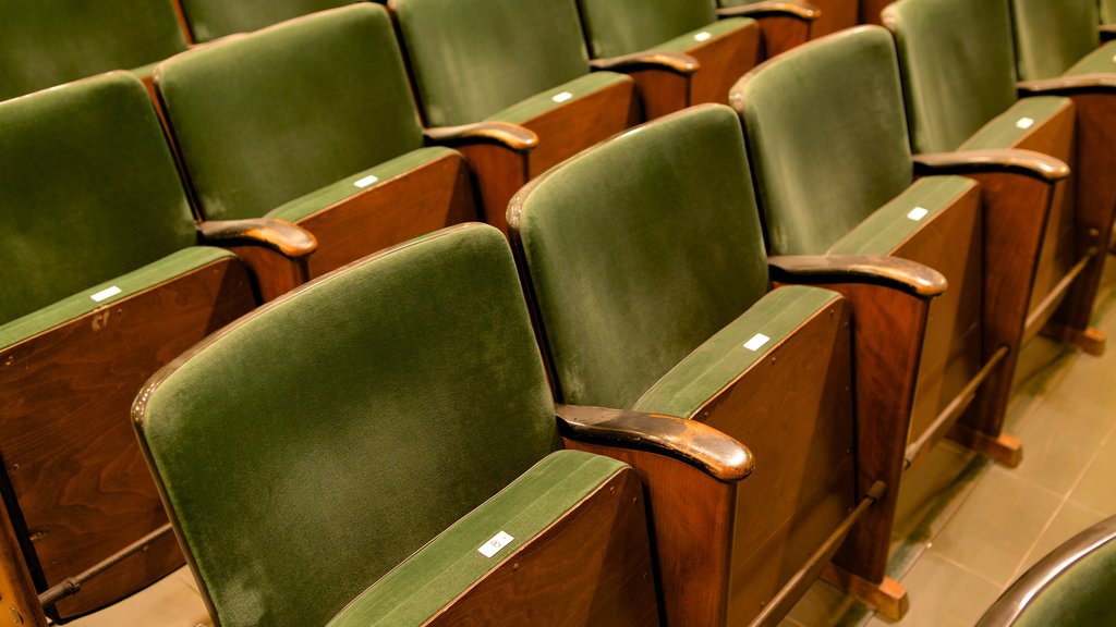 Teatro Manoel que incluye vistas interiores y escenas de teatro