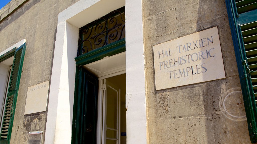 Det Megalitiske Tempel Tarxien og byder på skiltning, religiøse elementer og et tempel eller et tilbedelsessted