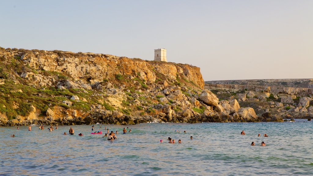 Golden Sands Beach showing rocky coastline