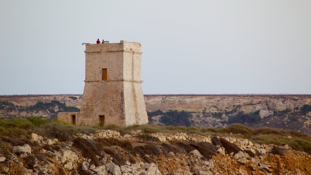 Playa de arena dorada mostrando arquitectura patrimonial