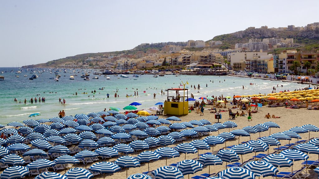 Bahía Mellieha ofreciendo una ciudad costera, vistas generales de la costa y una playa