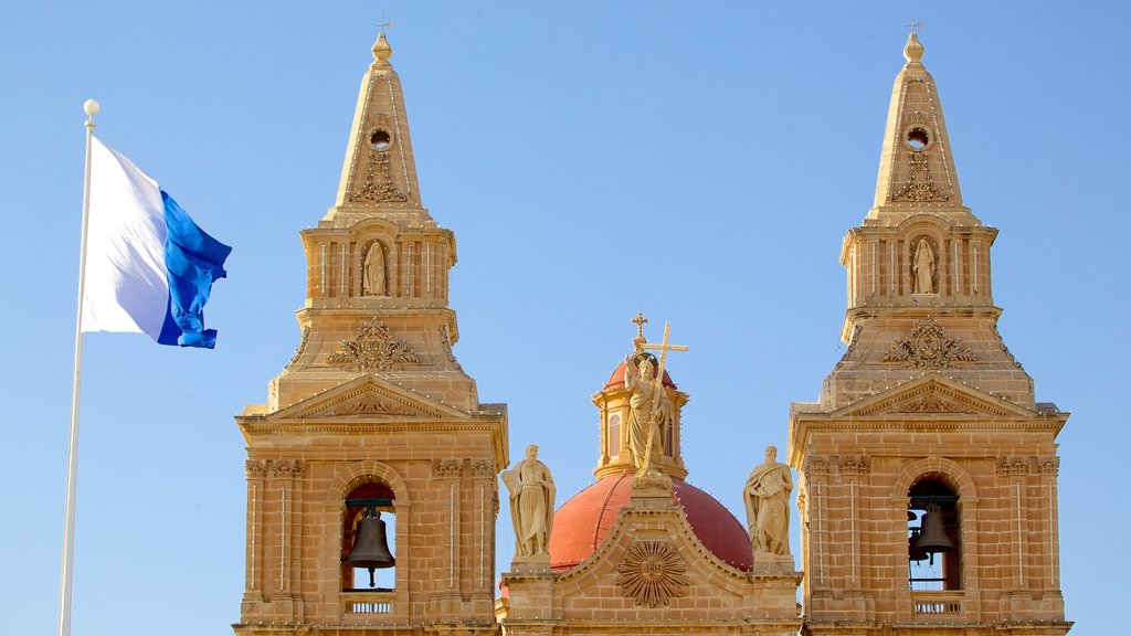 Eglise de Mellieha mettant en vedette patrimoine architectural, éléments religieux et église ou cathédrale