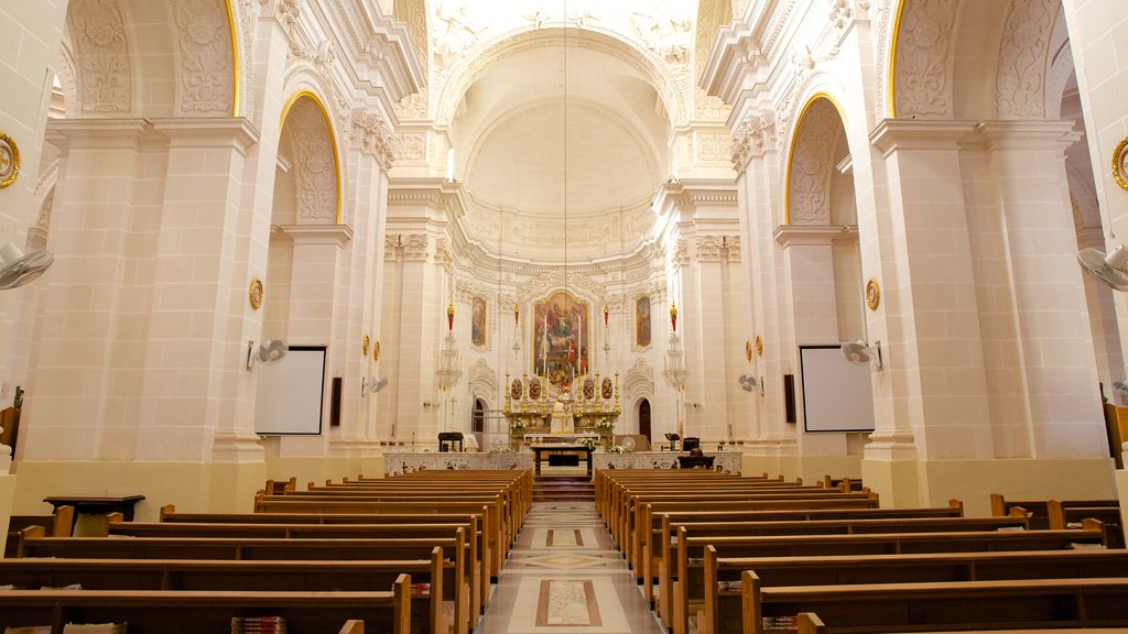 Iglesia de Mellieha ofreciendo vista interna, arquitectura patrimonial y elementos religiosos