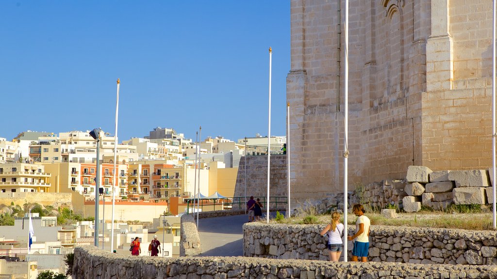 Iglesia de Mellieha que incluye una ciudad, arquitectura patrimonial y imágenes de calles