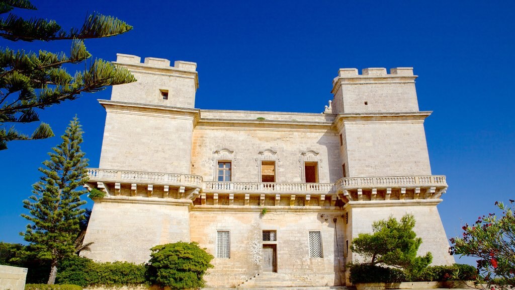 Palacio Selmun que incluye arquitectura patrimonial y castillo o palacio