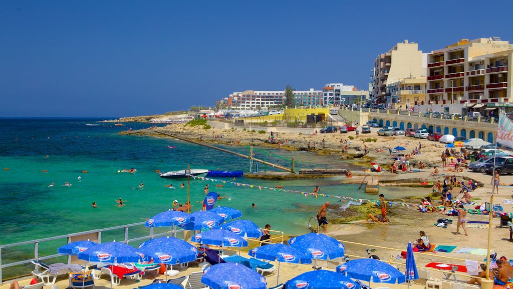 Bugibba Beach toont algemene kustgezichten en een strand