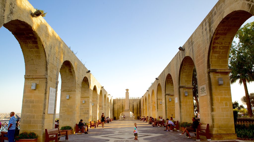 Upper Barrakka Gardens showing a monument and heritage architecture