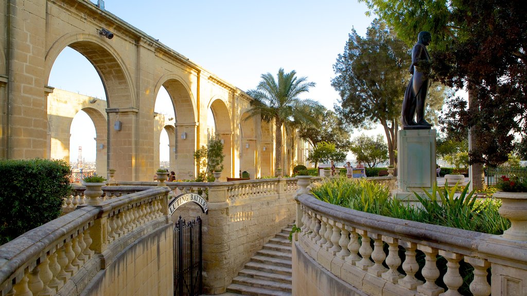 Jardins Superiores de Barrakka mostrando um parque e arquitetura de patrimônio