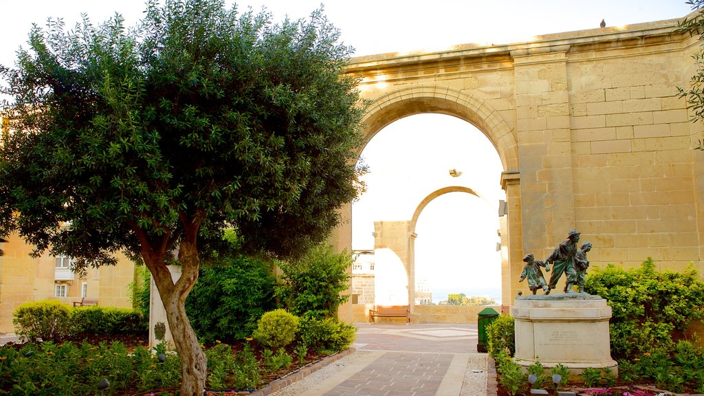 Jardins Superiores de Barrakka mostrando um parque, uma estátua ou escultura e arquitetura de patrimônio