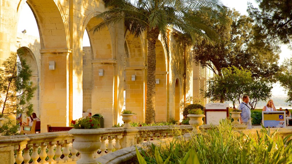 Jardin supérieur de Barrakka qui includes un jardin et architecture patrimoniale