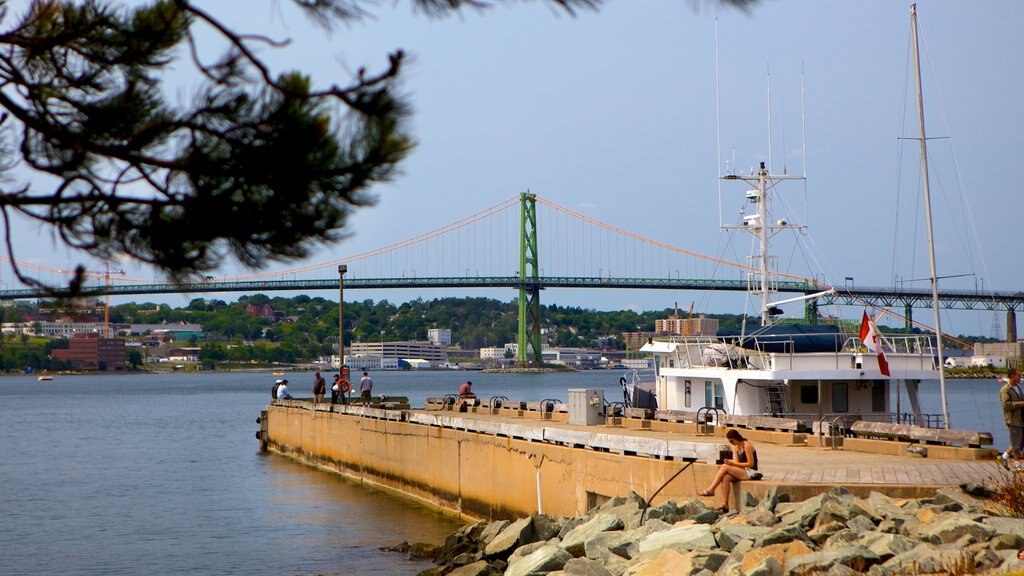 Dartmouth que incluye un puente y una bahía o un puerto