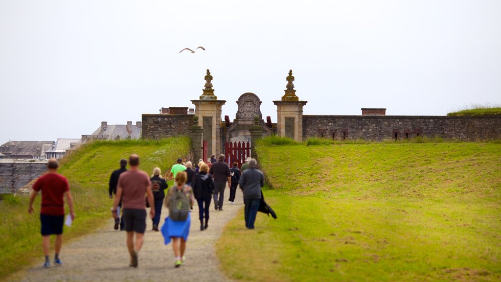 Fortress Louisbourg National Historic Site en ook een grote groep mensen