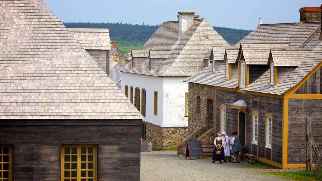 Fortress Louisbourg National Historic Site mostrando piccola città o villaggio, architettura d\'epoca e casa