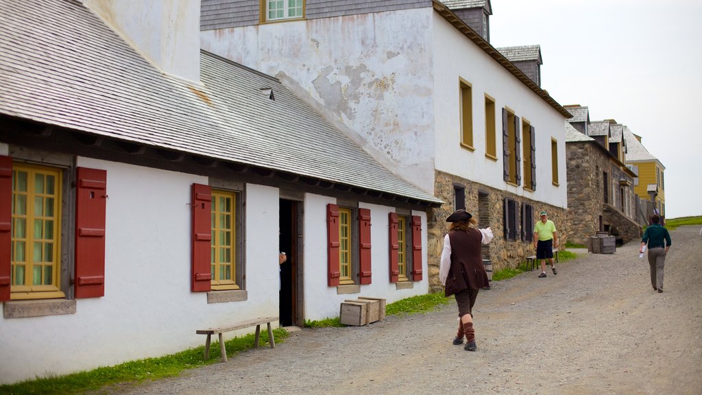 Fortress Louisbourg National Historic Site mostrando cenas de rua, arquitetura de patrimônio e uma cidade pequena ou vila