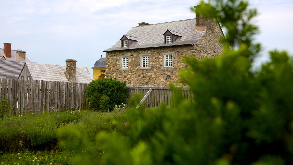 Fortress Louisbourg National Historic Site som visar historisk arkitektur och ett hus