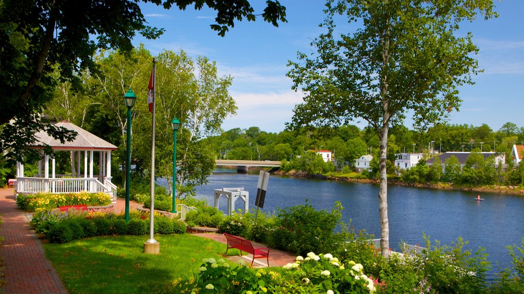 Bridgewater ofreciendo un río o arroyo y un jardín