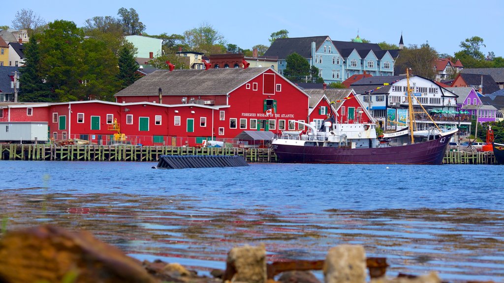 Lunenburg mostrando casa, giro in barca e località costiera