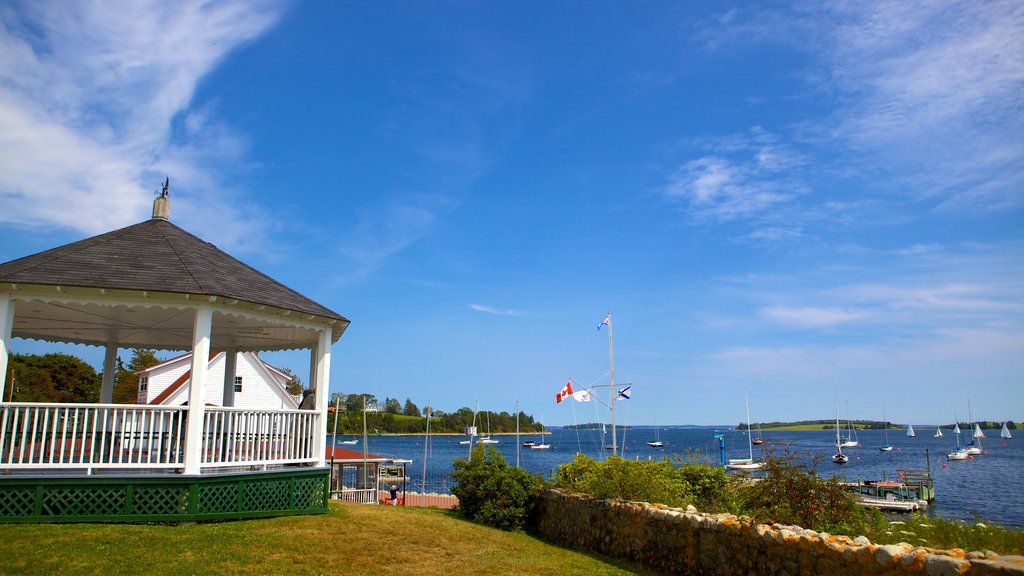 Chester mettant en vedette ville côtière, baie ou port et voile