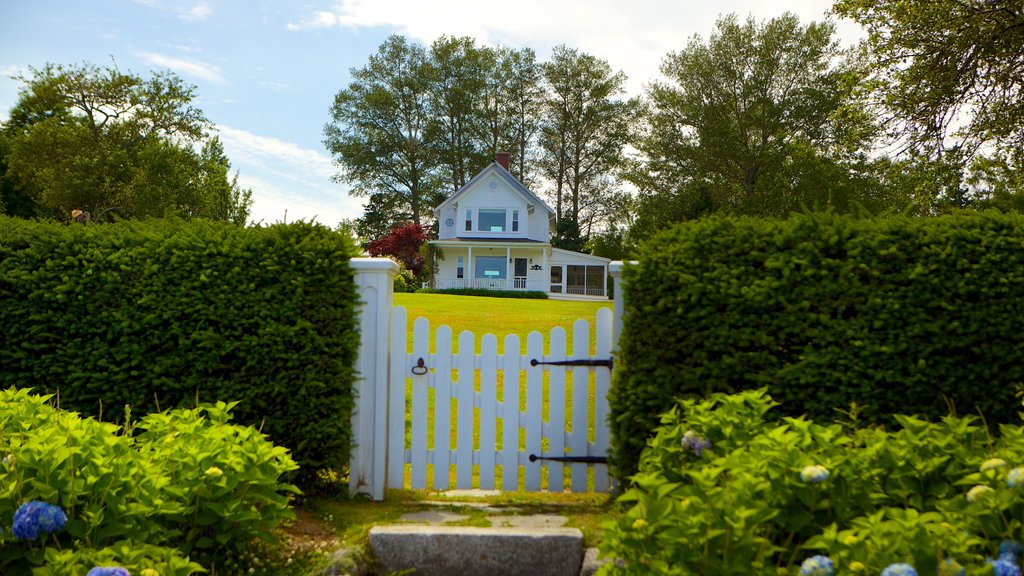 Chester toont een huis en een kuststadje