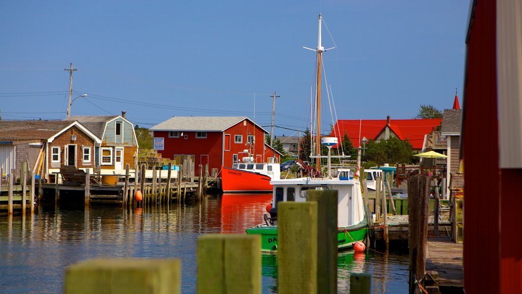 Fisherman\'s Cove que incluye una bahía o puerto