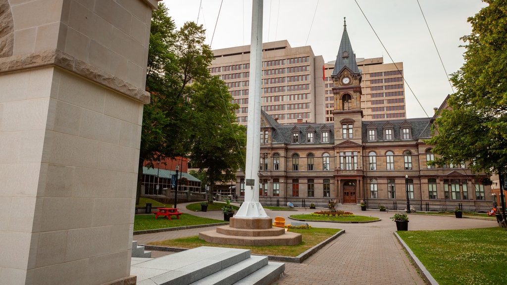 Halifax City Hall som visar ett torg, historisk arkitektur och en administrativ byggnad