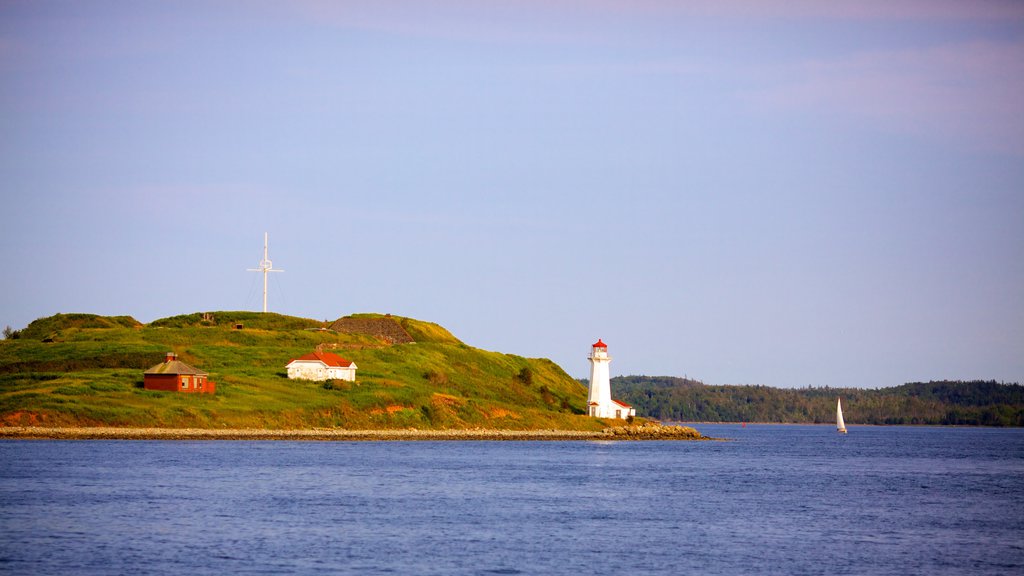 Halifax Waterfront Boardwalk que inclui paisagens litorâneas e um farol