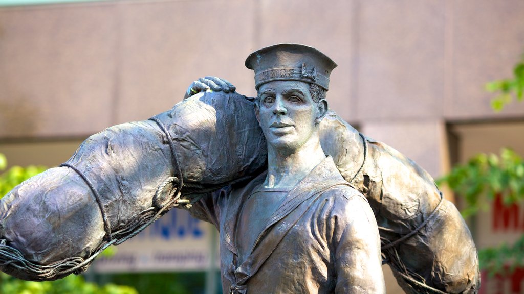 Paseo marítimo de Halifax Waterfront ofreciendo una estatua o escultura