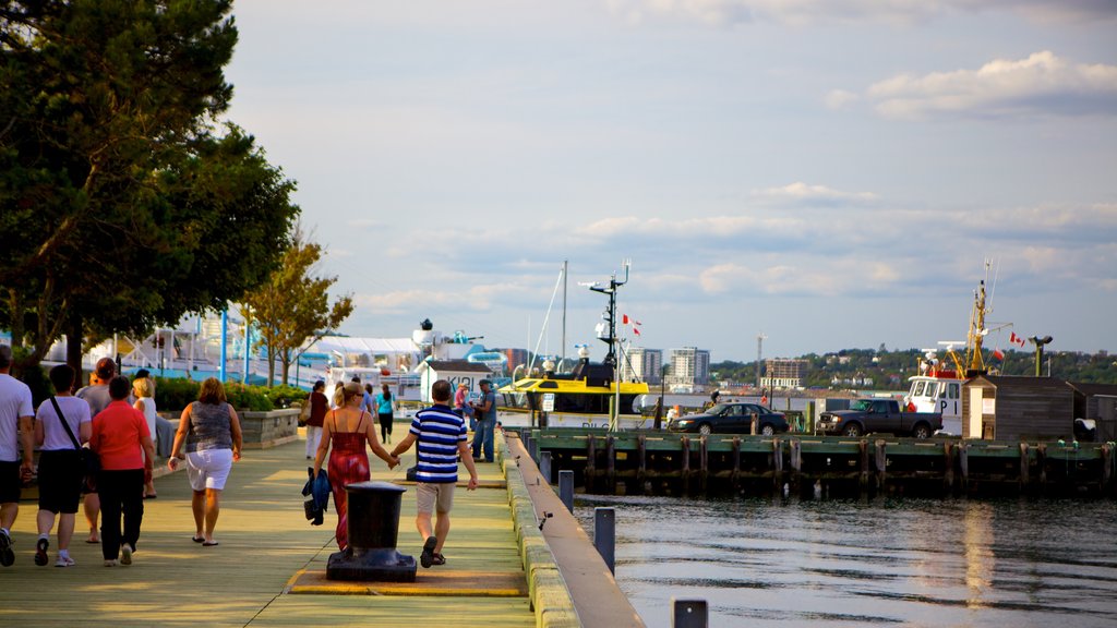 Halifax Waterfront Boardwalk que inclui uma marina