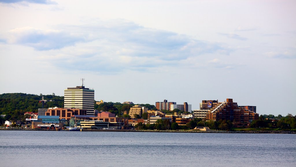 Paseo marítimo de Halifax Waterfront que incluye vista general a la costa y una ciudad costera