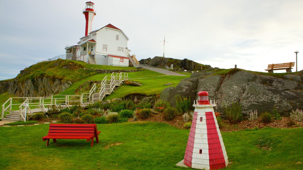 Cape Forchu Lightstation que incluye un faro y un jardín