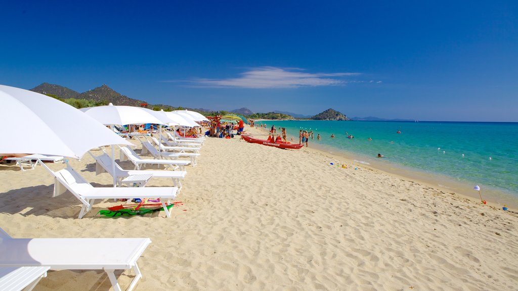 Cala Sinzias mostrando uma praia e paisagens litorâneas